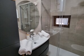 Bathtub, hair dryer, towels
