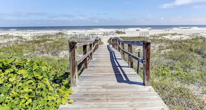 Upscale, newly furnished, single level end unit, with 180 degree view
