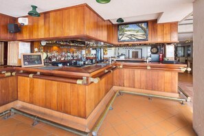 Bar (on property) - Ocean View 16A Studio Pool & Spa Wi-Fi (Airlie Beach)