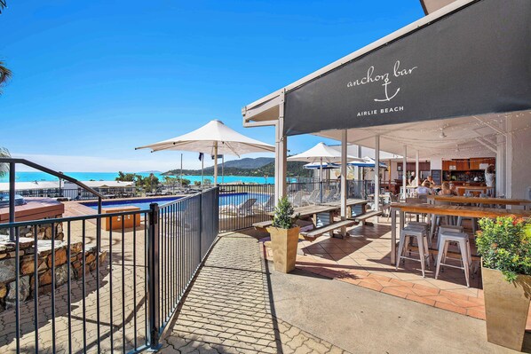 Outdoor dining - Ocean View 16A Studio Pool & Spa Wi-Fi (Airlie Beach)