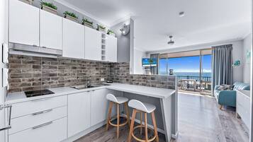 Køleskab, mikrobølgeovn, kogeplade, brødrister