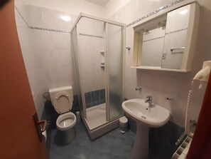 Een douche, een haardroger, handdoeken