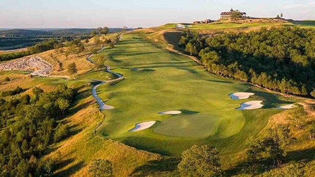 A golf course with bunkers, a water hazard, and a clubhouse on a hill. - Beautiful Branson Home! Perfect Downtown Location! (Branson)
