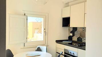 Frigorifero, microonde, forno, piano cottura