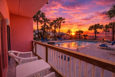 Beachfront Boutique Resort - Stunning Modern Chic Condo - Casa Condo 100