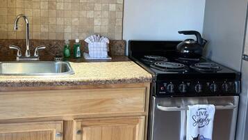Coffee/tea maker, fridge, microwave, oven