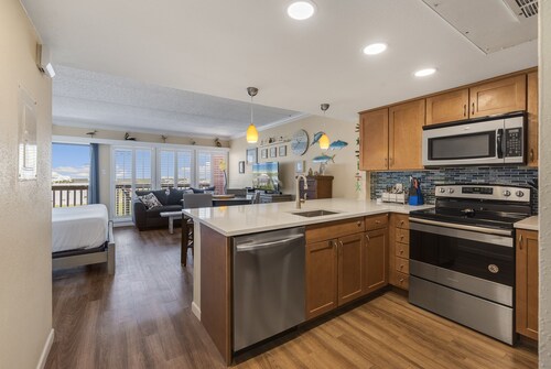 Beachfront Boutique Resort | Pelican's Perch | Casa Condo 506