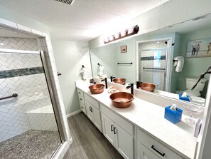 Ensemble douche/baignoire, sèche-cheveux, serviettes fournies