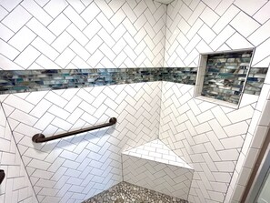 Combined shower/tub, hair dryer, towels
