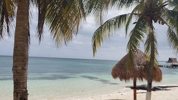 Na praia, espreguiçadeiras, toalhas de praia