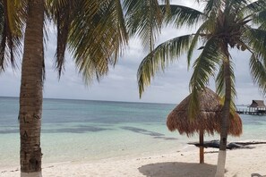 On the beach, sun-loungers, beach towels - Depa Bliss Cancún • Beachfront · King Beds · Pool · Luxury Stay • Best Host (Cancún)