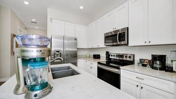 Full-size fridge, oven, stovetop, dishwasher