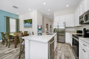 Full-size fridge, oven, stovetop, dishwasher - Dreamy Cottage with Private Pool near Disney with Margaritaville Resort &. (Kissimmee)