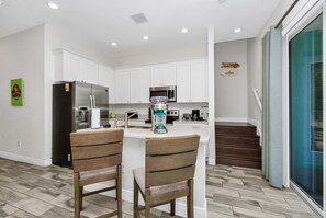 Een koelkast/vriezer, een oven, een kookplaat, een vaatwasser