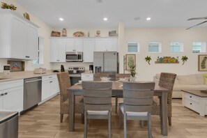 Interior - Classic Margaritaville Cottage with Pool, Full Kitchen & Outdoor Living (Kissimmee)