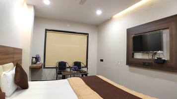 Deluxe-Zimmer, 1 Doppelbett | Schreibtisch, Verdunkelungsvorhänge, kostenloses WLAN, Bettwäsche