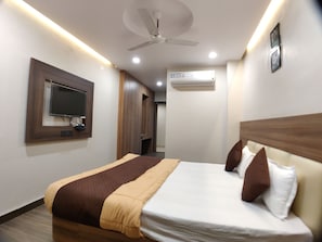 ห้องดีลักซ์, เตียงใหญ่ 1 เตียง | โต๊ะทำงาน, ผ้าม่านกันแสง, Wi-Fi ฟรี, ผ้าปูที่นอน