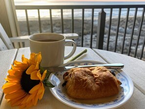 Outdoor dining - Surfs Edge 402, 6401 Atlantic Ave, Ocean City, Maryland direct ocean front (Ocean City)