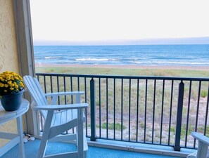 Property grounds - Surfs Edge 402, 6401 Atlantic Ave, Ocean City, Maryland direct ocean front (Ocean City)
