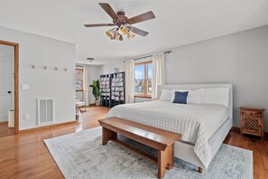 5 bedrooms, WiFi - Casa del Mar - Pet friendly w/ Hot tub! (Chincoteague Island)