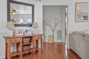 Interior - Casa del Mar - Pet friendly w/ Hot tub! (Chincoteague Island)