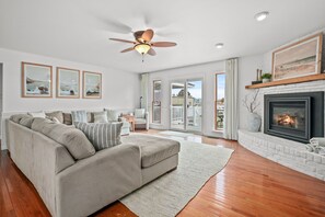 TV, DVD player, books - Casa del Mar - Pet friendly w/ Hot tub! (Chincoteague Island)