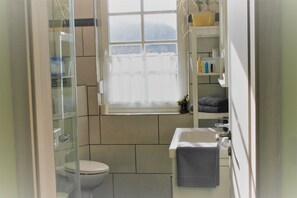 Shower, hair dryer, towels, soap - Vacation apartment in a quiet, idyllic location (Hückeswagen)