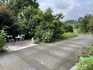 Outdoor dining - Vacation apartment in a quiet, idyllic location (Hückeswagen)