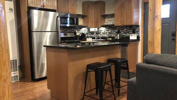 Geladeira, micro-ondas, fogão, cooktop