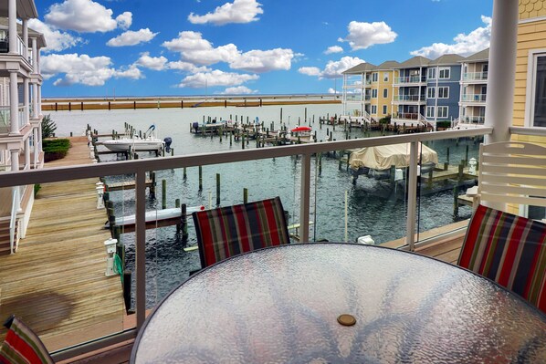 Outdoor dining - Sunset Bay Villa 208 - Pet friendly; Boat slip! (Chincoteague Island)