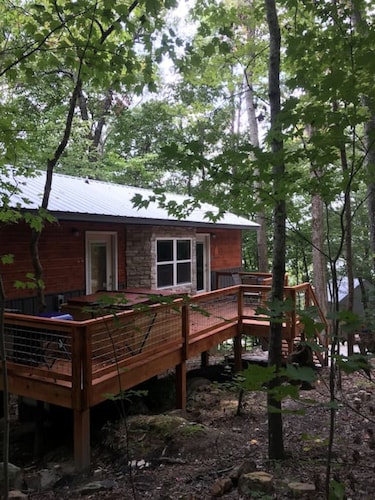 NO SUNDAY CHECKINS wolfpack- hot tub- treehouse