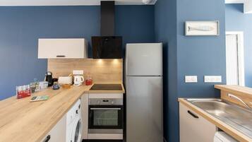 Réfrigérateur, micro-ondes, four, plaque de cuisson