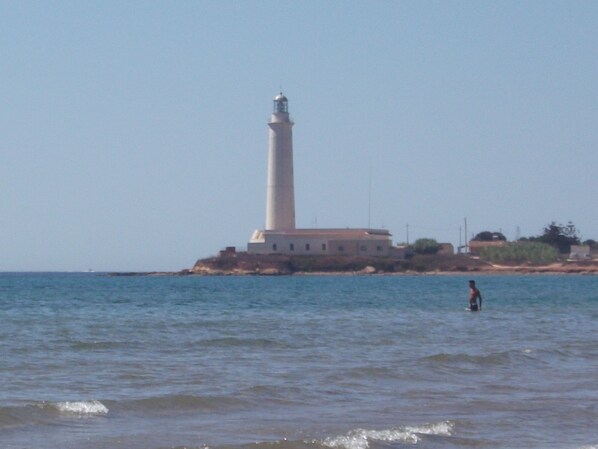 På stranden