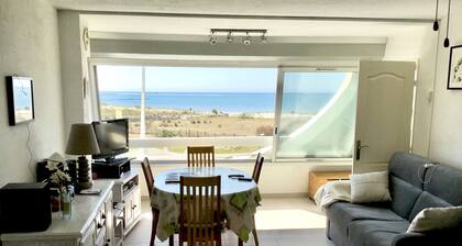2nd floor, superb sea view of the southern beach of Port Camargue