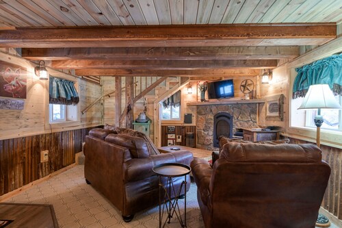 Remodeled Cabin In South Fork w/Free WiFi/Furnished Patio/Private Washer/Dryer