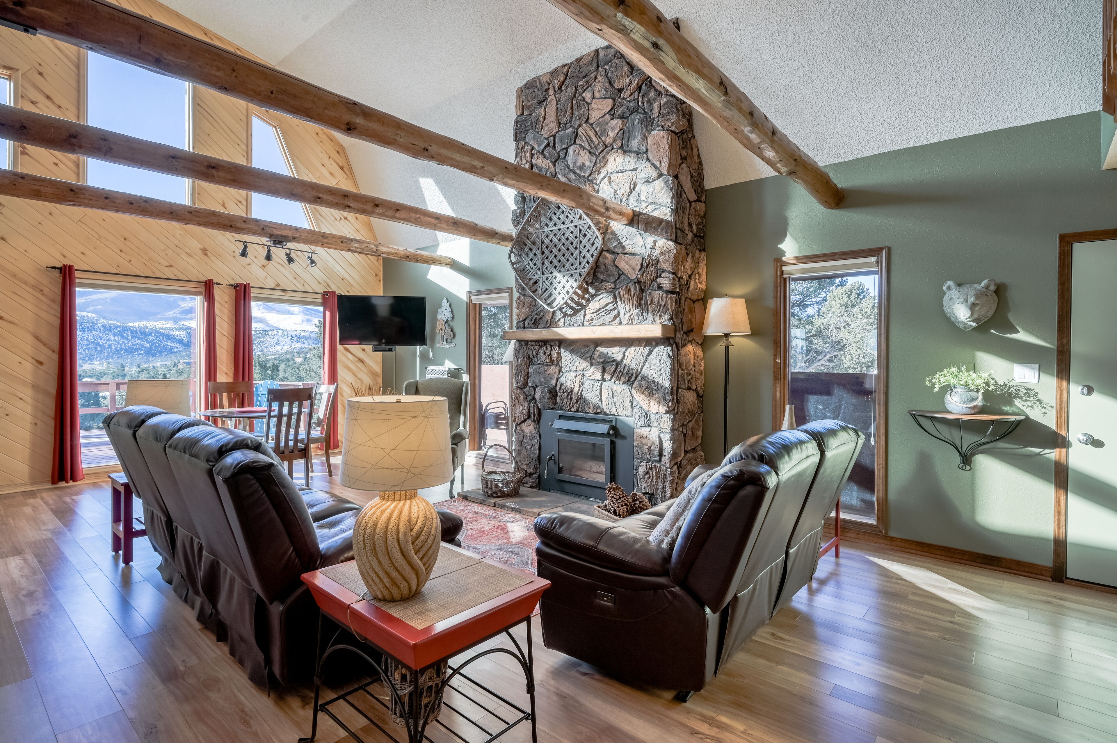 Peak View Lodge-Beautiful Mountain View, Large Deck, WiFi, W/D, Great for ATVs