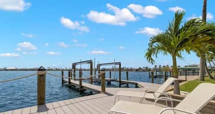 Villa Margarita - 4 Bedroom w/ Beautiful Lake View and Gulf Access!