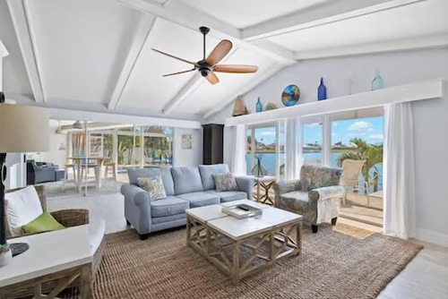 Villa Margarita - 4 Bedroom w/ Beautiful Lake View and Gulf Access!