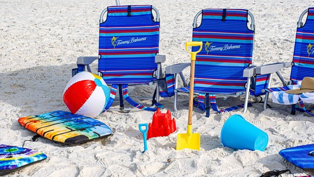 Strandstühle mit einem Streifenmuster und dem Schriftzug "Tommy Bahama".