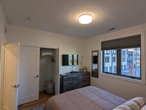 1 bedroom, iron/ironing board, WiFi, bed sheets - Perfect Northern Michigan Escape | Walkable TC Condo | Capri 212 (Traverse City)