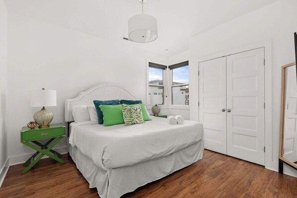 Un dormitorio con cama, mesita de noche y armario.