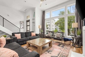 Fernseher, Kamin, Arbeitsbereiche