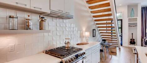 Refrigerador, microondas, horno y parrilla de estufa