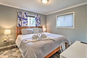 3 habitaciones, escritorio y tabla de planchar con plancha