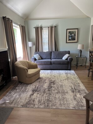 Smart TV, books - Relax, unwind and enjoy! (Cody)