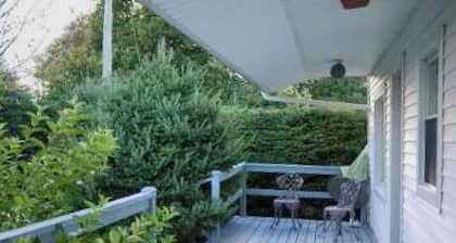Linden Homestead: King Bed Cottage on Century Farm Property
