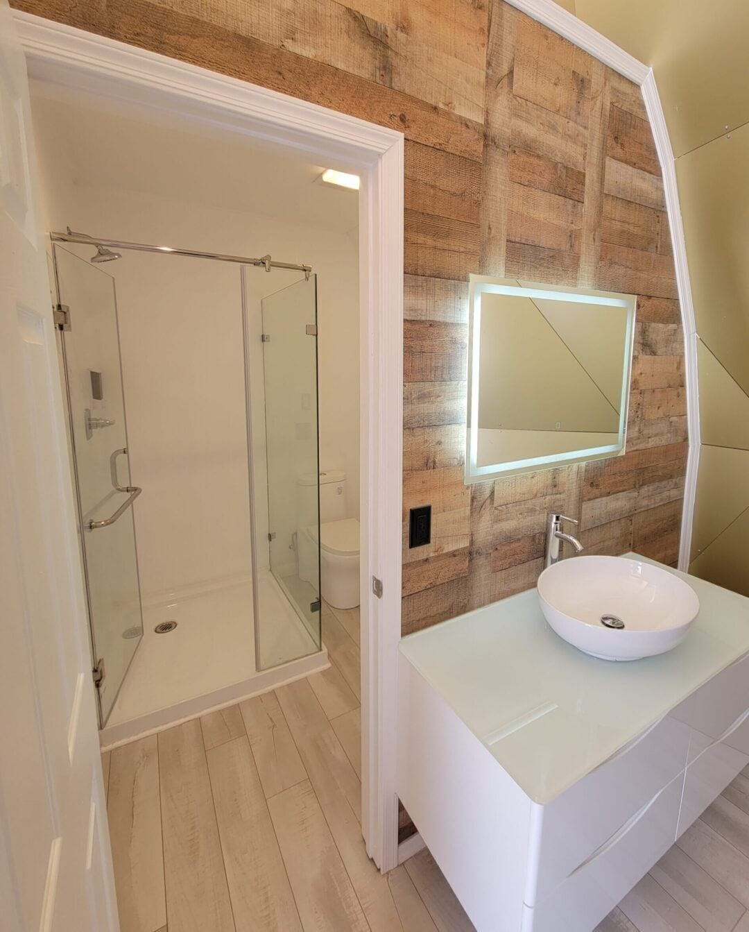 1 bedroom, individually decorated, individually furnished, bed sheets