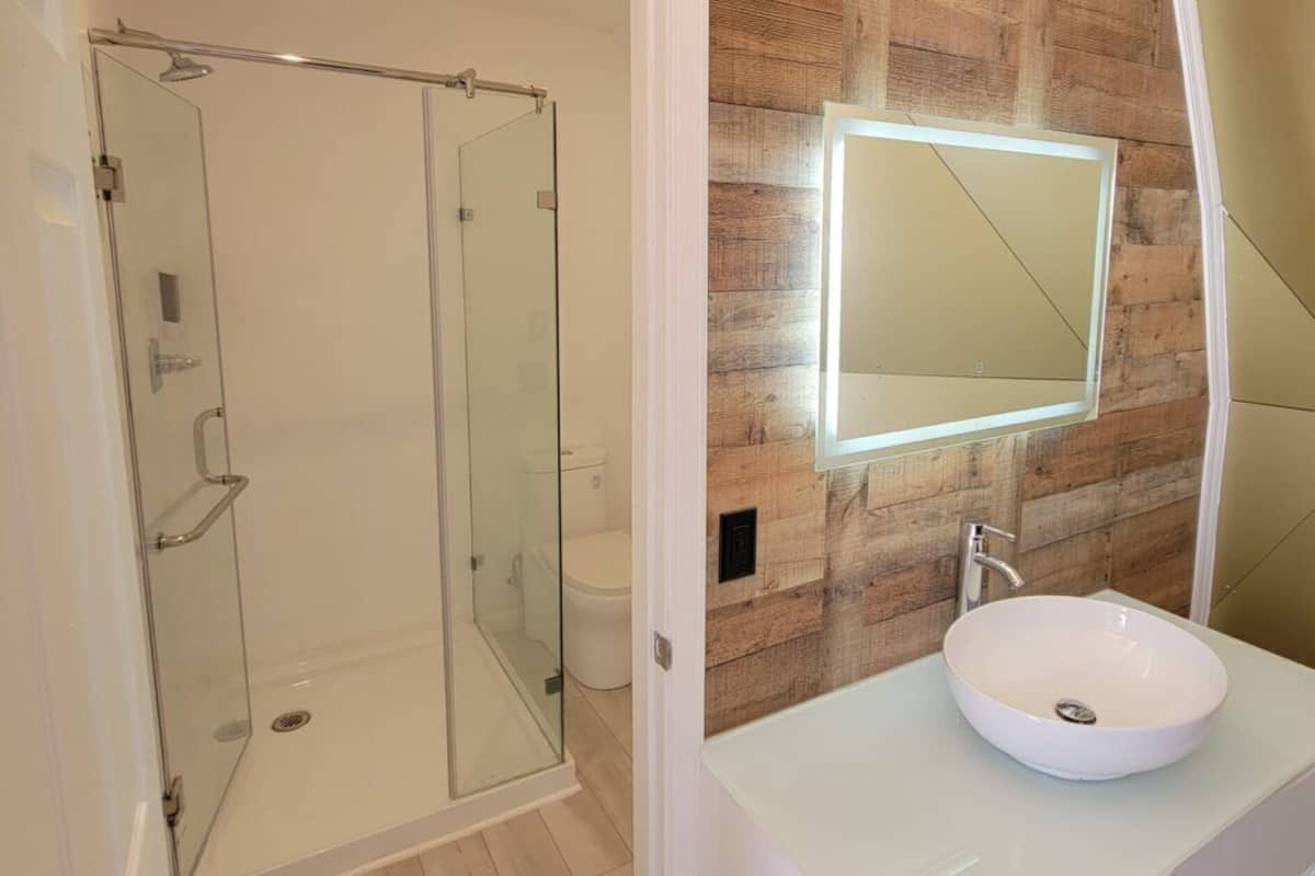 1 bedroom, individually decorated, individually furnished, bed sheets