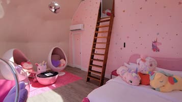 Un dormitorio decorado en tonos rosas con una litera, una escalera y un tragaluz.