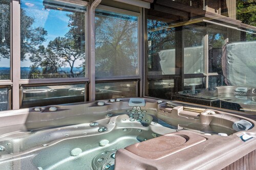 Haven: 5 King Bedrooms, Heated Pool and Hot Tub